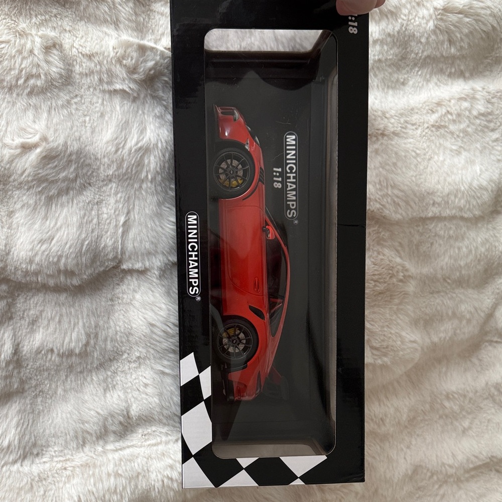 Minichamps 1:18 Porsche 911 GTS RS - 2015 Model Car